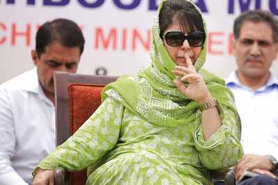 Stones Hurled at Mehbooba Mufti's Motorcade in Anantnag District of Jammu and Kashmir