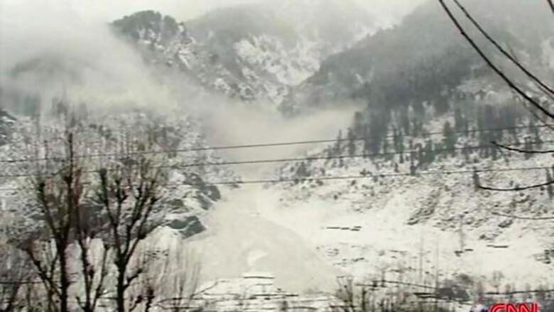 Avalanche traps over 100 Pakistani soldiers