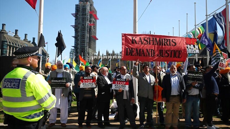 Protesters Shout 'Modi Go Back' in London as He Signs £1 Billion Deal on UK Trip