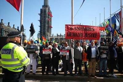 Protesters Shout 'Modi Go Back' in London as He Signs £1 Billion Deal on UK Trip