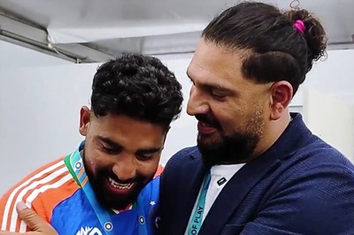 '11 World Cup Matches Mai Contender Tha...': Yuvraj Singh Presents Best Fielder Medal to 'Gamechanger' Mohammed Siraj