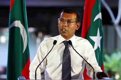 Maldives ex-president defiantly awaits arrest