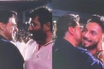 Jawan Audio Launch: SRK Makes a Grand Entry, Hugs Vijay Sethupathi, Kisses Anirudh R; Watch Video