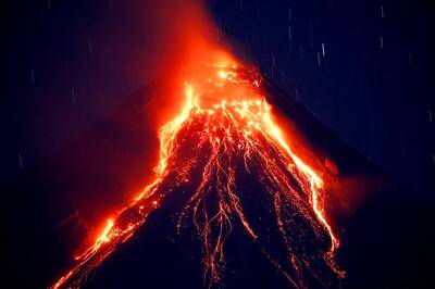Japan Volcano Featured in James Bond Movie Erupts, Ejecting Smoke and Rocks