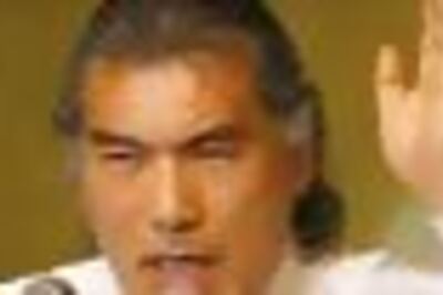 Wardrobe malfunction: Singer drops pants on the go