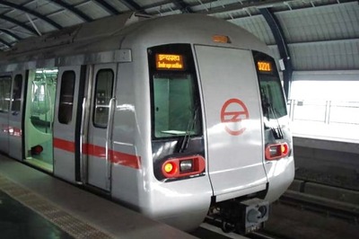 Not Forcing Commuters to go Cashless, Says Delhi Metro