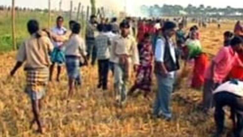 Bombs thrown, arson bid at Singur