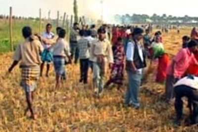 Bombs thrown, arson bid at Singur