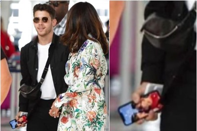 Nick Jonas' Mobile Phone Wallpaper is His Romantic Pic with Priyanka Chopra, Internet is All Hearts