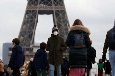 'Let Omicron Run Free to Contain Pandemic', Suggest Two Health Experts; Critics Say 'Playing With Fire'