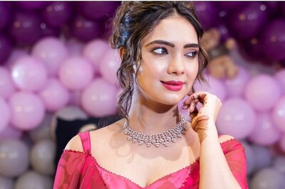 Kumkum Bhagya’s Pooja Banerjee aka Rhea Bids Adieu to Show, Mom-to-be Receives Farewell From Team