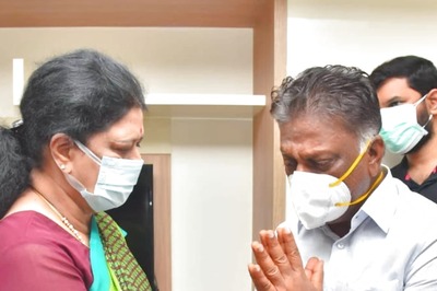 Sasikala’s Meeting with OPS Over Wife’s Death Hints at Thaw in Rivalry