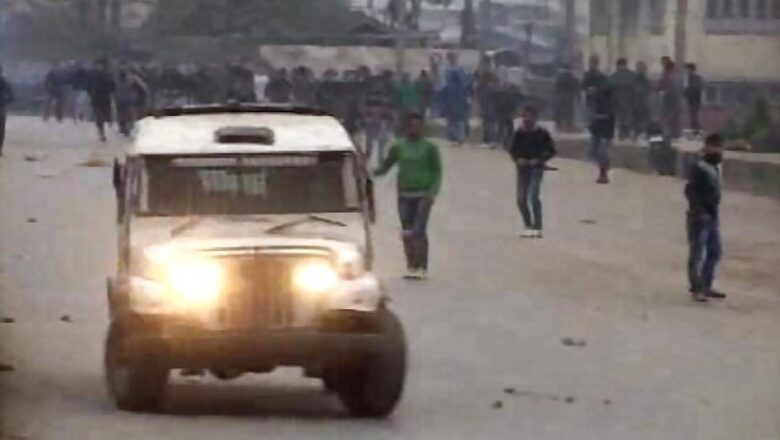 Police clash with protesters in Srinagar
