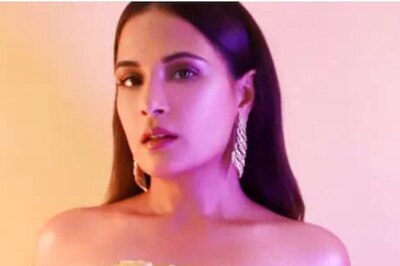 Richa Chadha Giving Free Hugs to People on Streets is Sweetest Thing to Watch Today