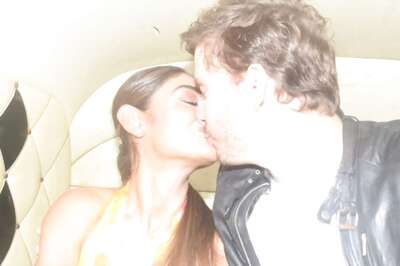 Sreejita De Blushes as She Kisses Husband Michael Blohm Pape in Auto, Paparazzi Tease Them; Watch