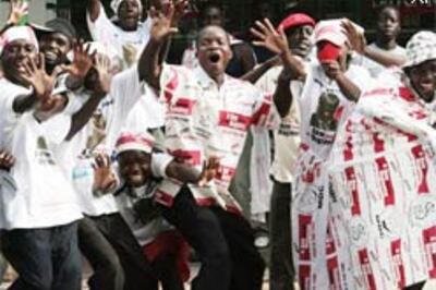 Zimbabwe's opposition claims early lead in polls