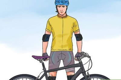 How to Do a Basic Wheelie on a Motorcycle