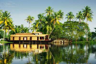 Cherai Beach, Munnar, Tellichery Fort: Top 10 attractions in Kerela