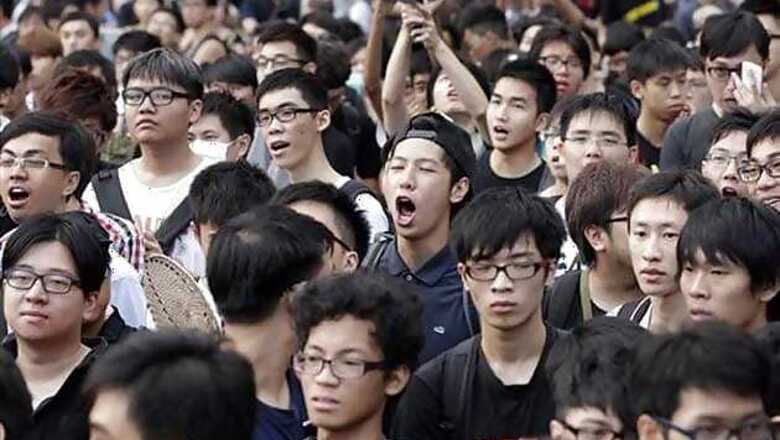 Hong Kong government, democracy protest leaders begin talks