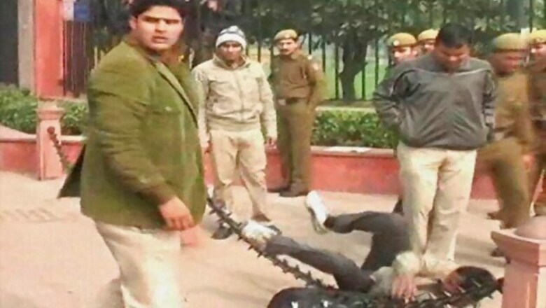 Caught on Camera: Shocking photos of Delhi policeman beating a photojournalist
