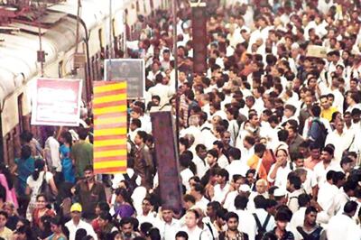 Ban male hawkers in women coaches: Patil