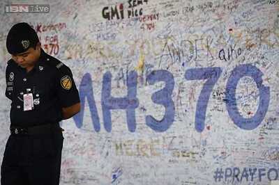 Malaysia Airlines asks relatives of MH370 passengers to go home