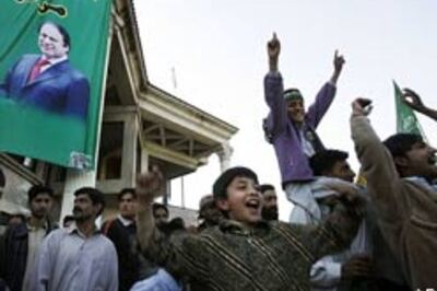 Sharif sounds battle cry, asks Musharraf to quit