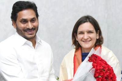 Nobel Laureate Esther Duflo Ties Up with Andhra Govt on Poverty Eradication, Pats Reddy for Welfare Schemes