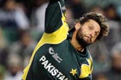 Shahid Afridi chews on ball, eats 2-match ban