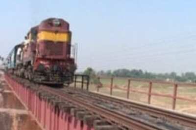 Naxals raid train; loot arms, cash