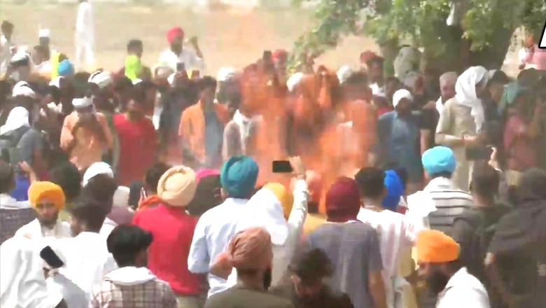 Amid Tight Security & Huge Crowd of Fans, Sidhu Moose Wala Cremated; Tearful Parents Hug Coffin