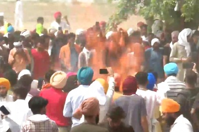 Amid Tight Security & Huge Crowd of Fans, Sidhu Moose Wala Cremated; Tearful Parents Hug Coffin