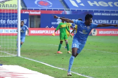 Indian Football: Mumbai City FC Extend Contract of Key Defender Vignesh Dakshinamurthy
