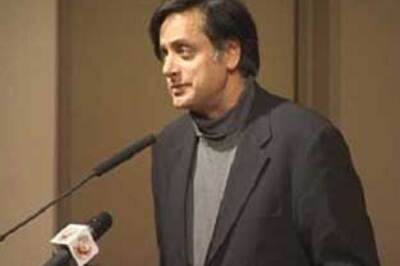 Tharoor granted bail in national anthem case