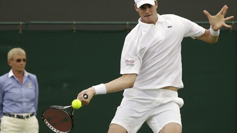 Isner upset by Falla in 1st round at Wimbledon