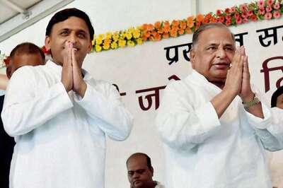 Signs of Truce in Yadav Clan as Akhilesh Invites Mulayam Singh for SP Executive Meet, May Invite Uncle Shivpal