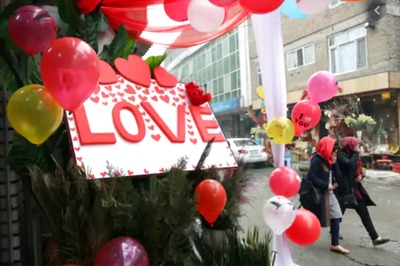 A Bleak Valentine's Day, Lovers Find Hope in Roses, Vaccines